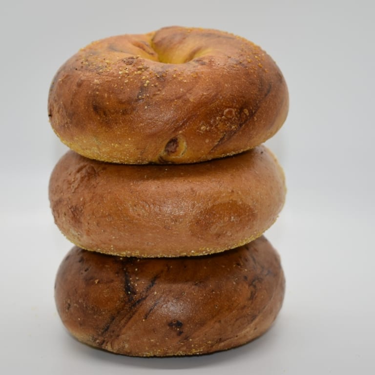 Freshly Baked Plain Bagels: A Deli Favorite